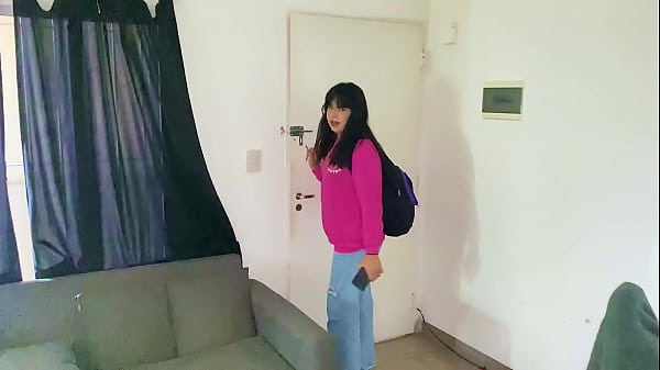 Llega de la escuela y la ayudo con su tarea